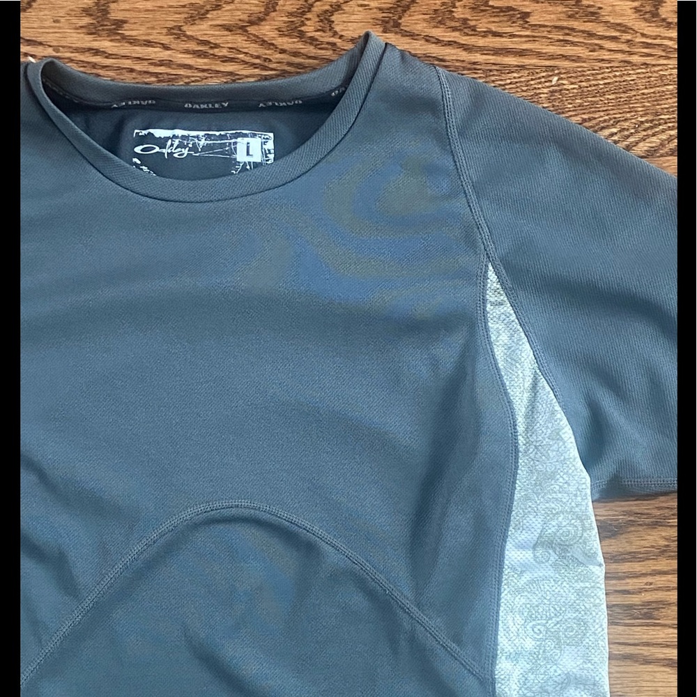 Oakley swim shirt quick drying sz L NWOT stylish